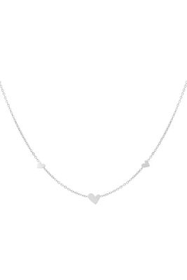 Klasssieke ketting met hartjes.