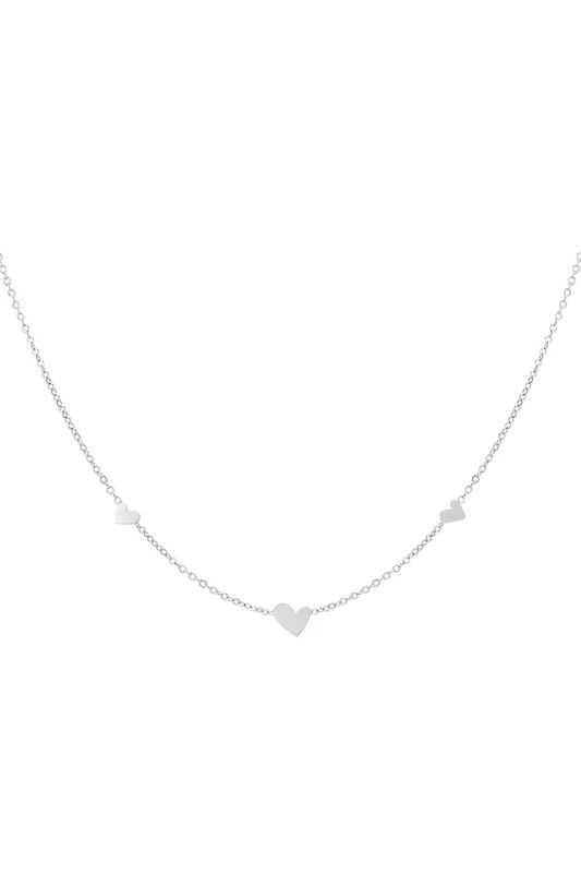 Klasssieke ketting met hartjes.