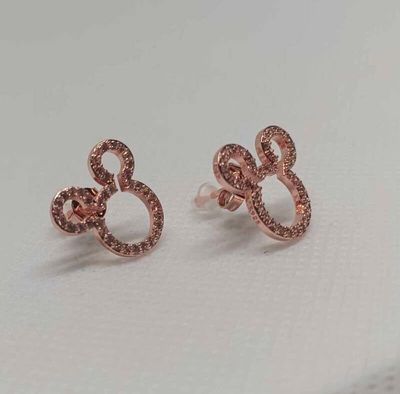 Kleine oorringen van Mickey Mouse.