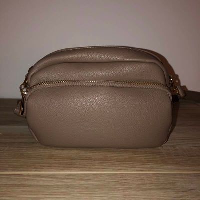 Schoudertas met voorvak Bruin.