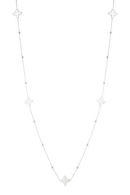 Lange ketting met vijf bloemen.