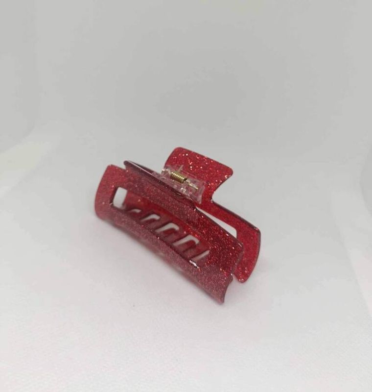 Haarclip glinsterend.