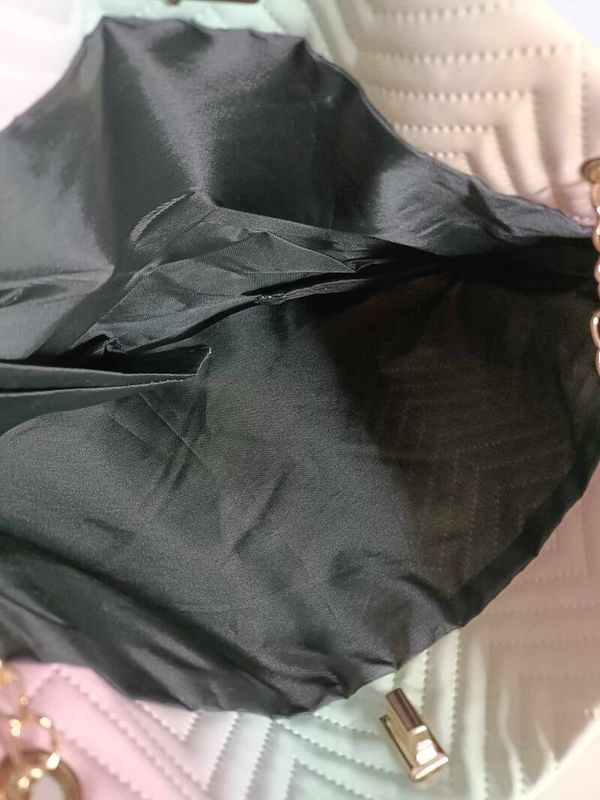 Elegante handtas in verschillende kleuren.
