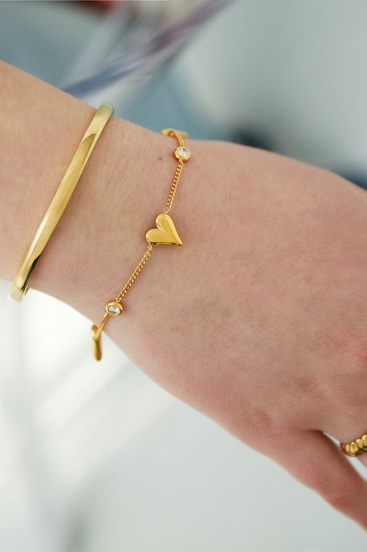 Gleaming love armband.
