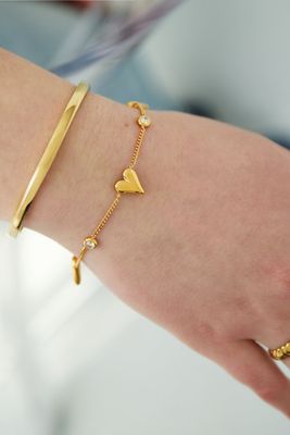 Gleaming love armband.