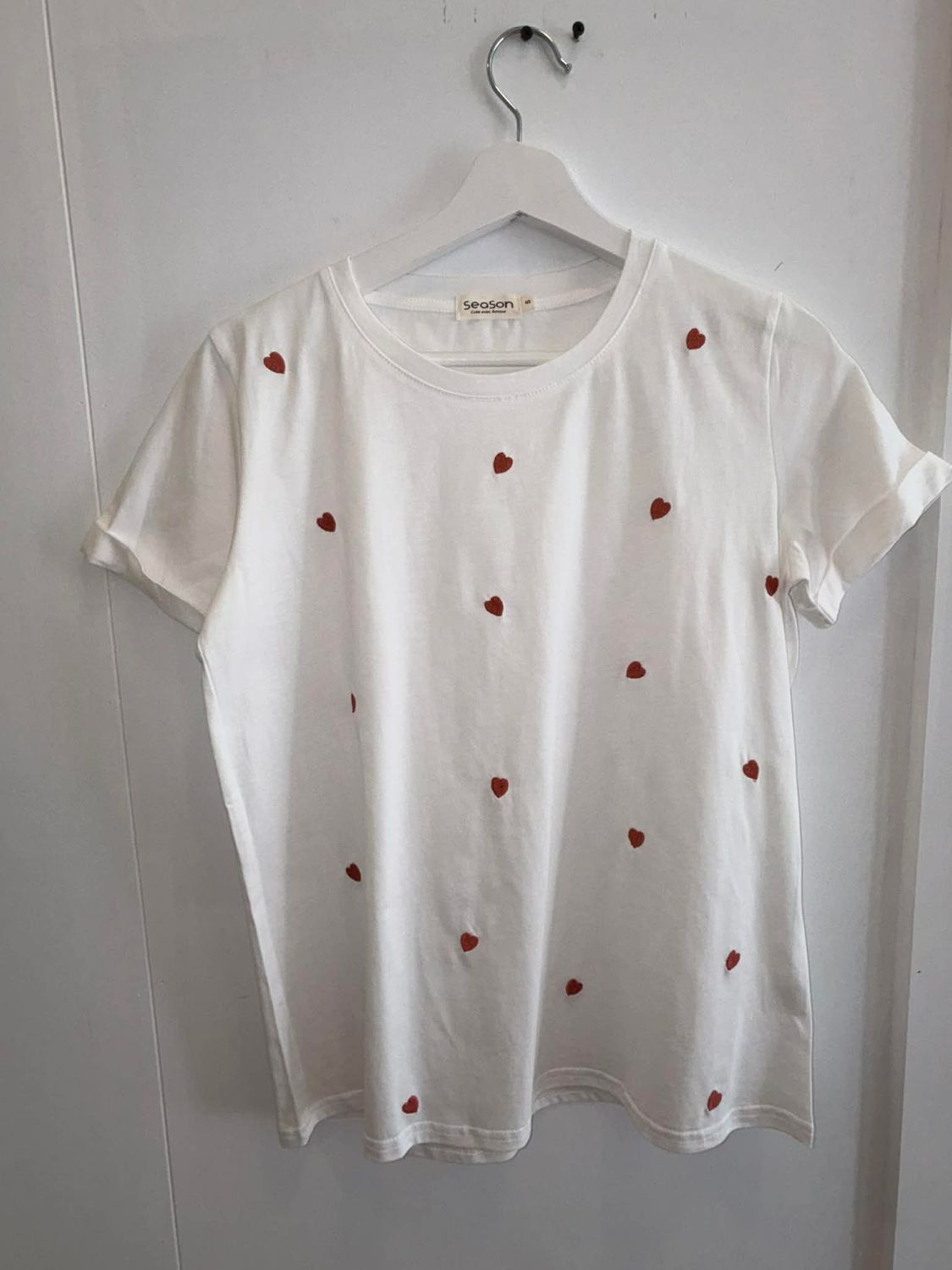 T-shirt met geborduurde hartjes.