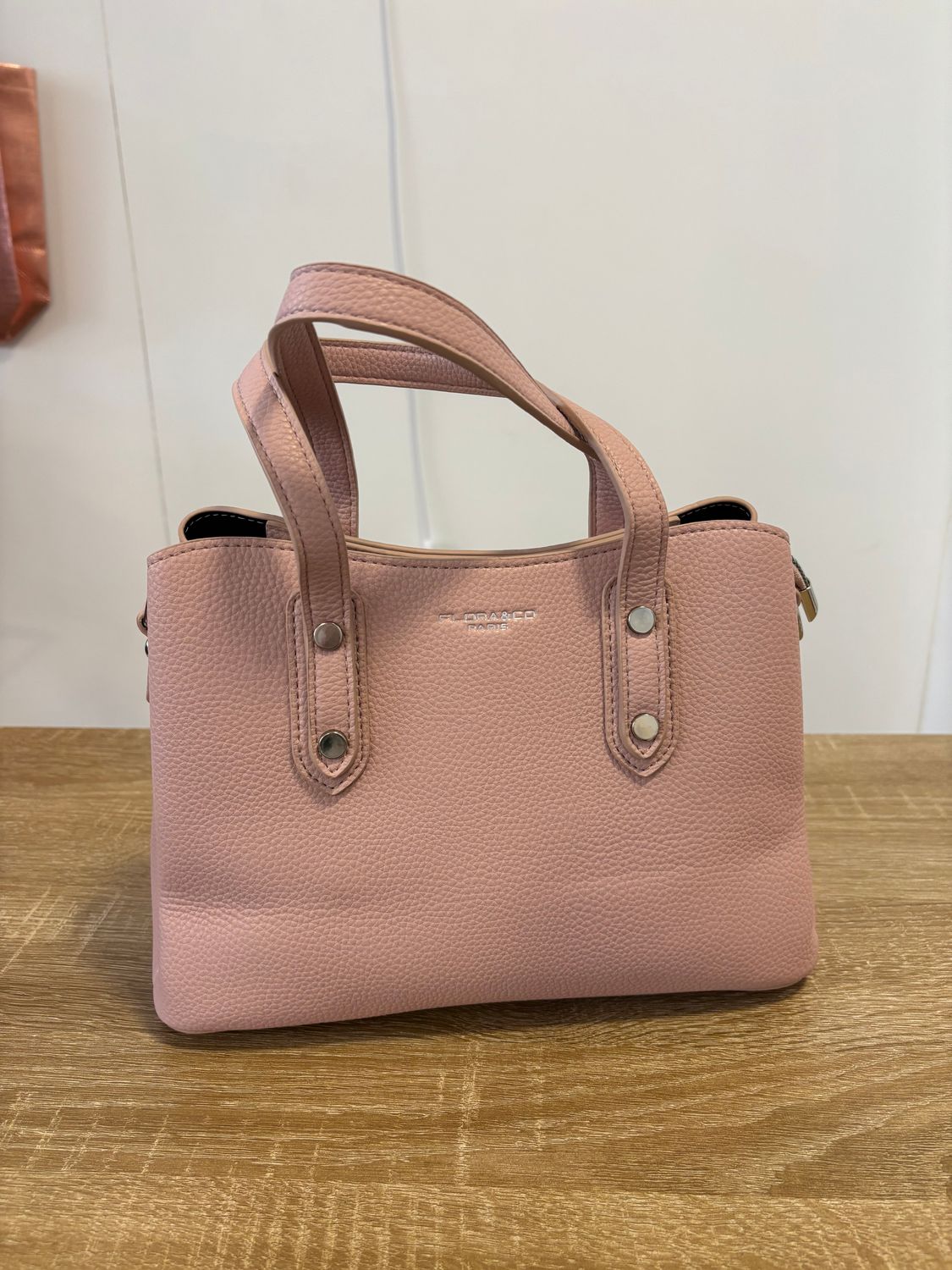 Elegante oudroze handtas.