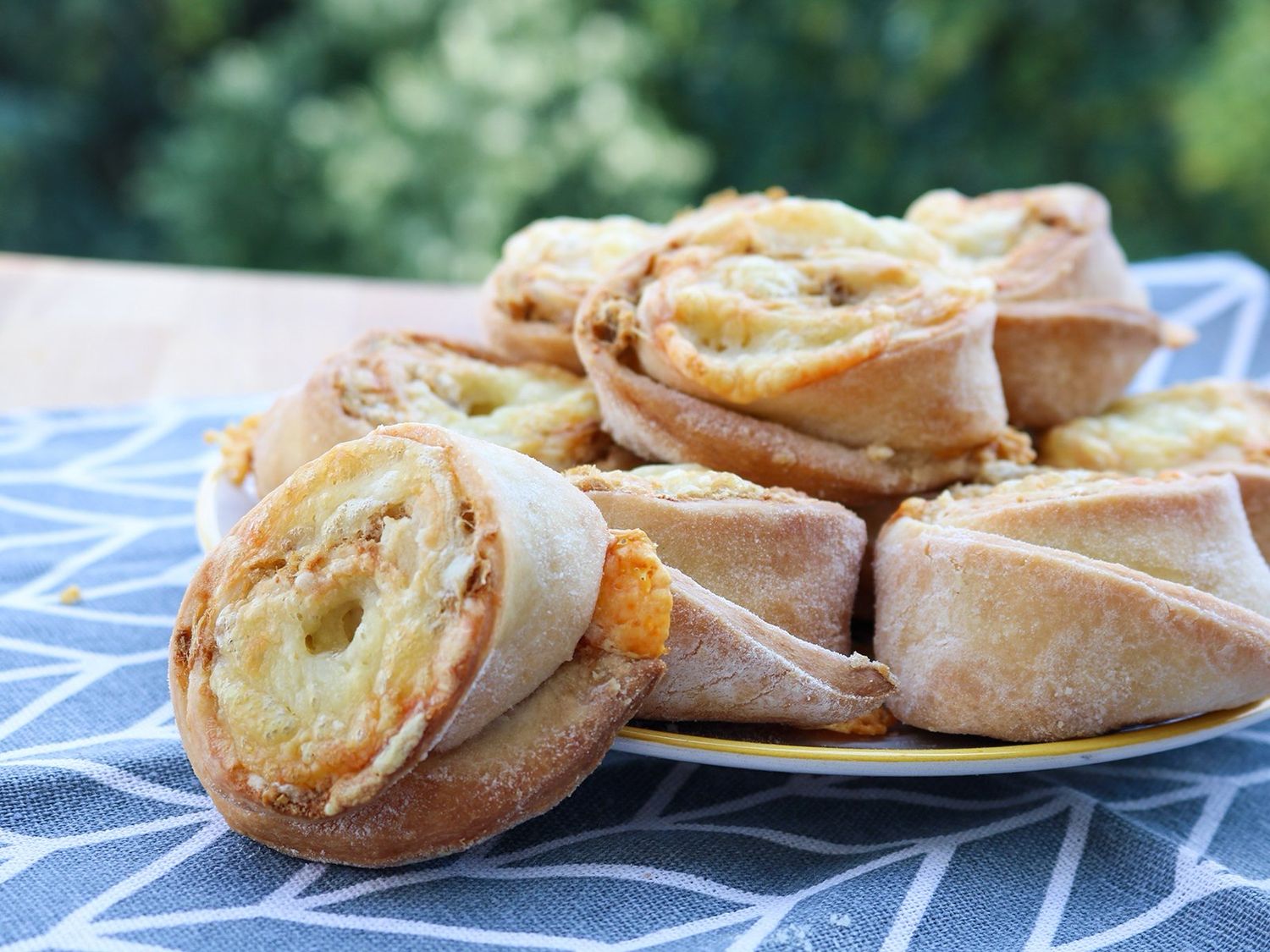 44. Pizza Brötchen mit Thunfisch