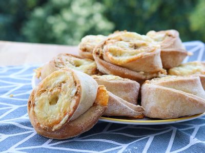 44. Pizza Brötchen mit Thunfisch