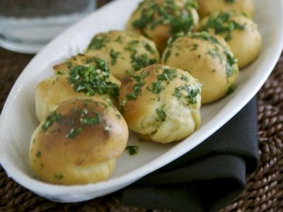 49. Ofenfrische Pizzabrötchen mit Kräuterbutter