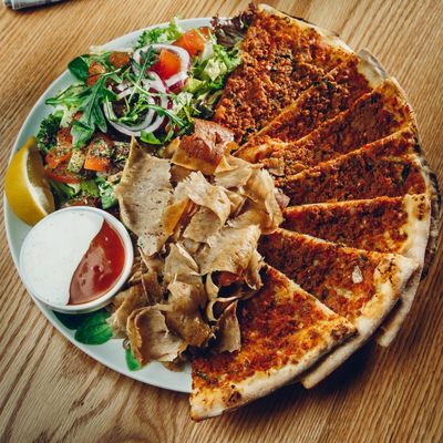 80. Lahmacun Teller Hähnchen
