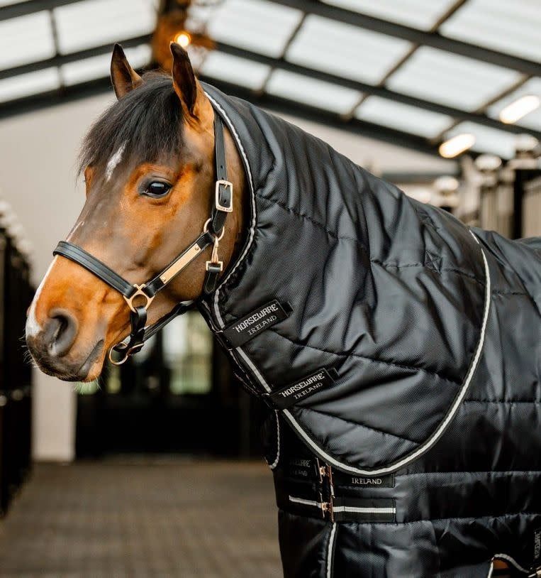 HORSEWARE - Hood Easy-Layer d&#39;Écurie 100g Light, Piping: Noir et Silver, Size: Small