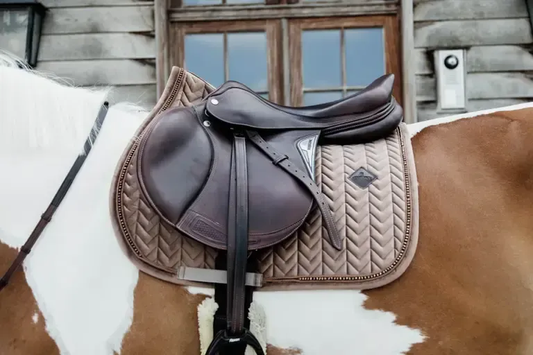 KENTUCKY HORSEWEAR - Saddle Pad Beige Velvet Pearls Jumping