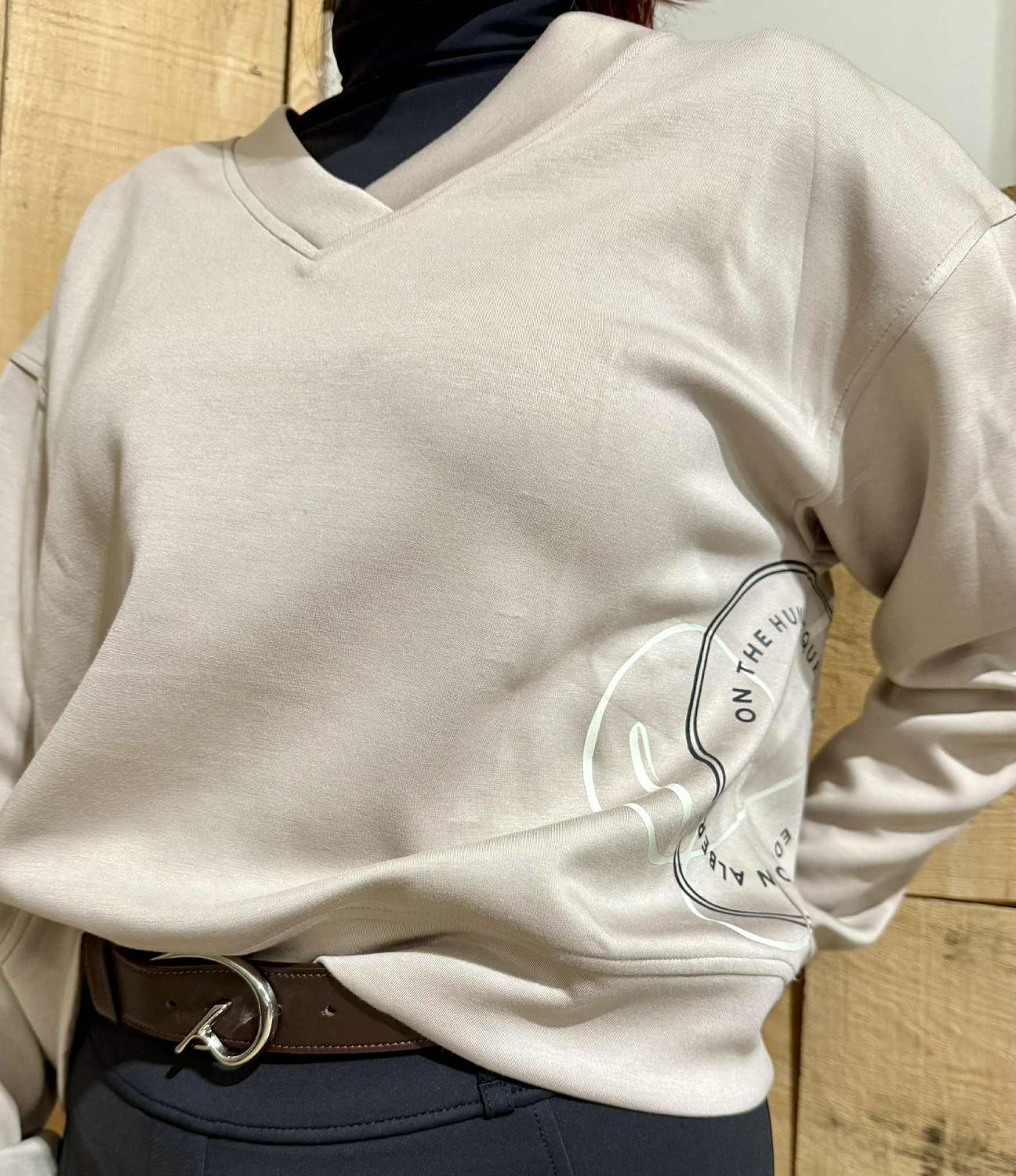 ON THE HUNT EQ - V-Neck Logo Butter Modal Beige