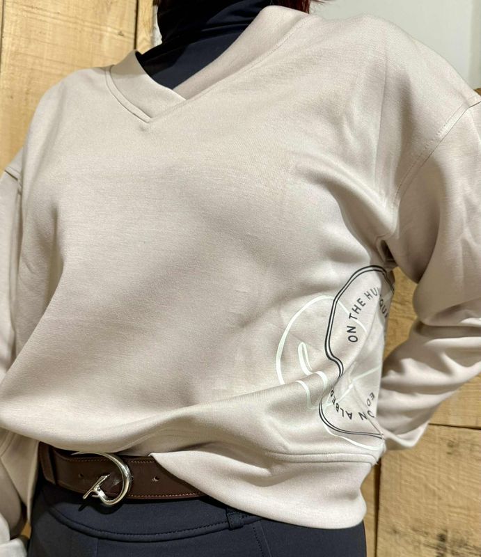 ON THE HUNT EQ - V-Neck Logo Butter Modal Beige