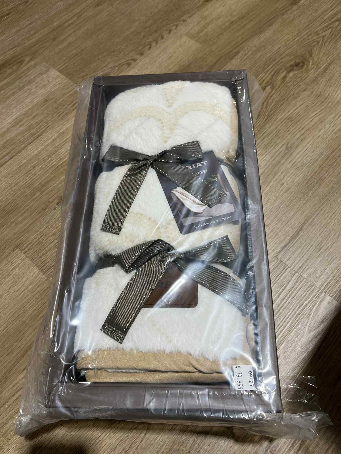 ARIAT - Bunny Snuggle Blanket