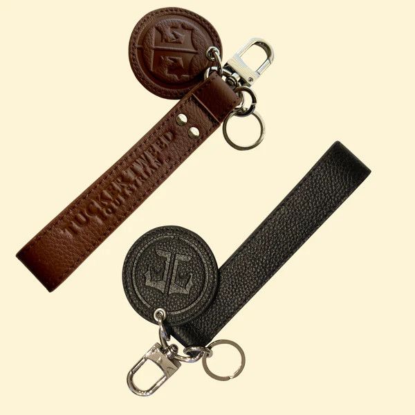 TUCKER TWEED EQUESTRIAN - Brown leather Loop key ring, Logo: TT