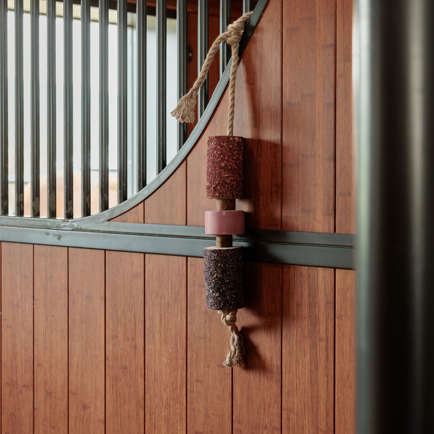 KENTUCKY HORSEWEAR - Wooden Relax Horse Toy with Salt Lick, Flavour: Sammy