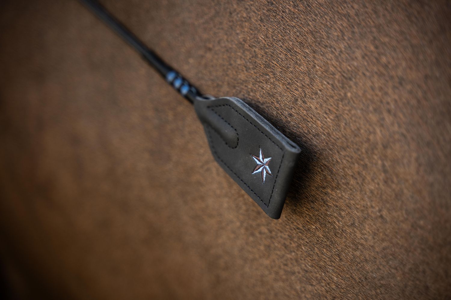 VELARI - Jumping with Whip Leather Handle, Color: Noir