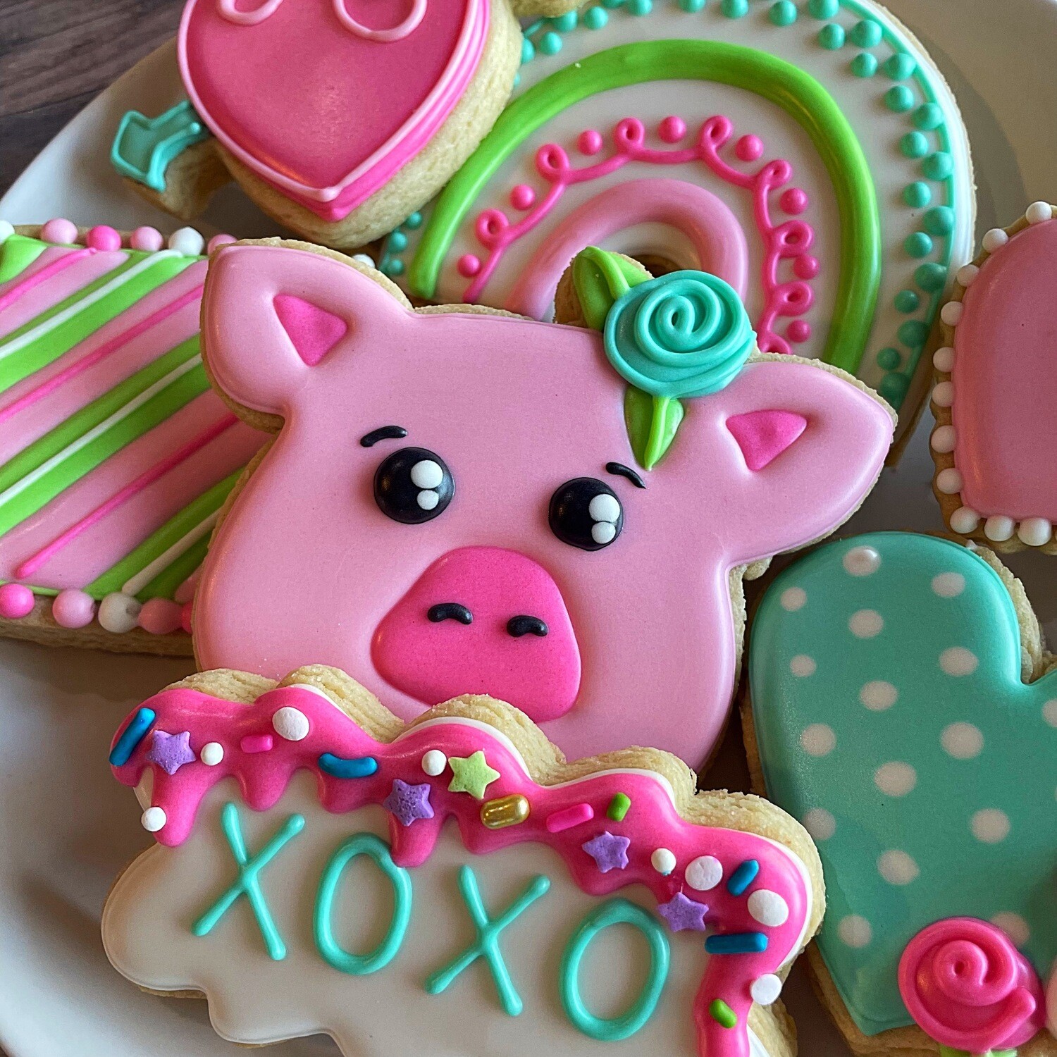 'Hogs n Kisses Decorating Kit - (DOZEN)