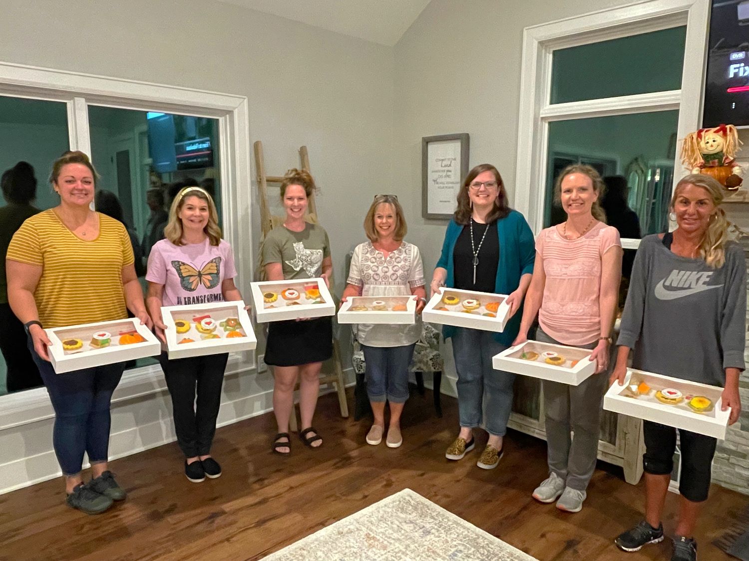 REQUEST A PRIVATE GROUP DECORATING WORKSHOP
