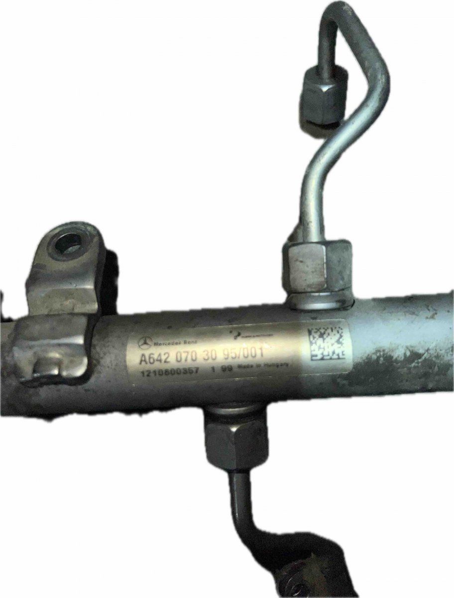 Fuel Distributor / fuel rail MERCEDES-BENZ C-CLASS (W204) (2007-2013)