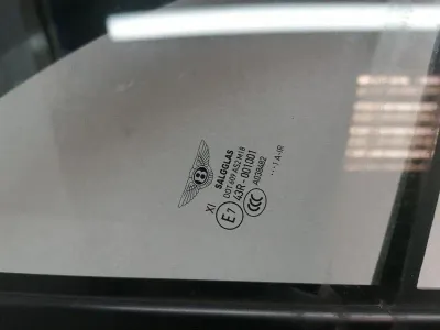 BENTLEY BENTAYGA 36A MK2 Right Front 1_4 Glass 36A845114G