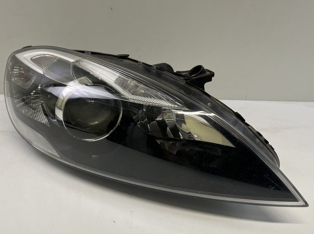 31283333 Headlight right VOLVO V40 (2012-2019)