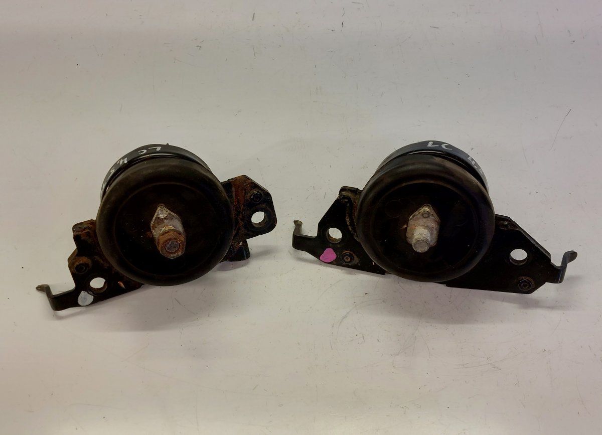 100831 P00220 P00147 Engine Mount right TOYOTA LAND CRUISER 200 (2007-2021)