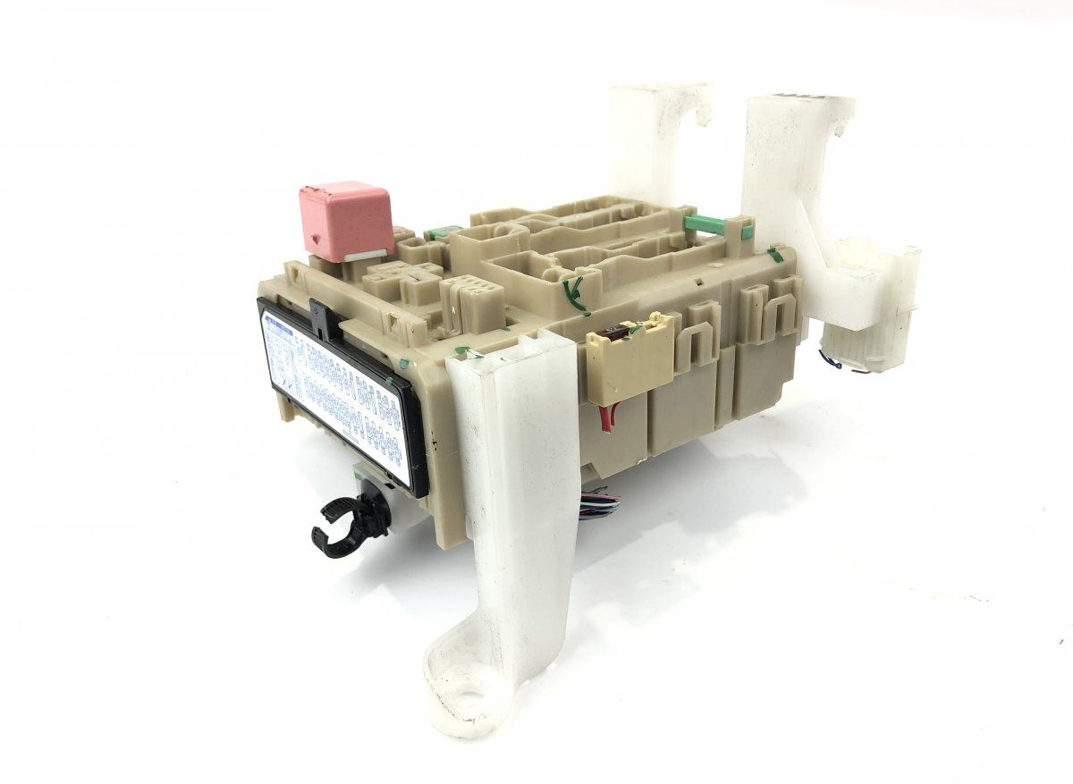 8273005E80 Fuse box TOYOTA AVENSIS (T270) (2009-2018)