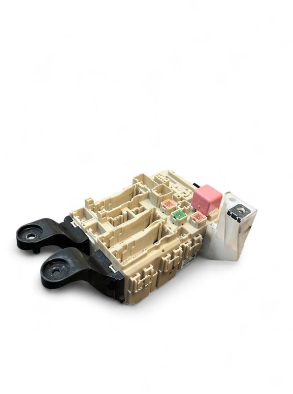 8273005J70 480216J25 Fuse box TOYOTA AVENSIS (T270) (2009-2018)