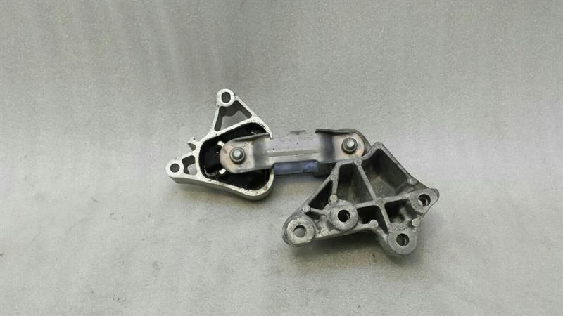 Mercedes A Class W176 Двигател A2462401109 Държач на двигателя