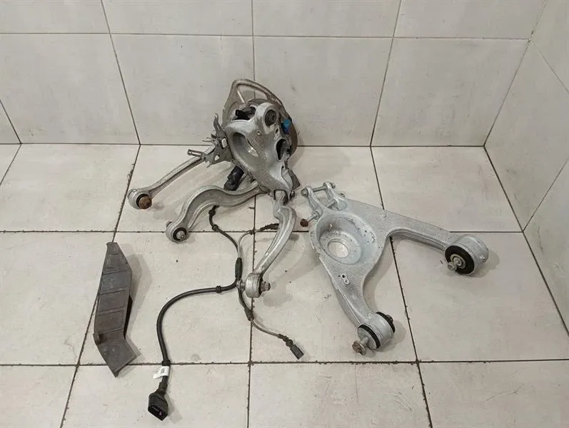 Bentley Continental GTC 18-24 3S 3SD Left Hub 971505435F Rear Wheel Bearing Housing