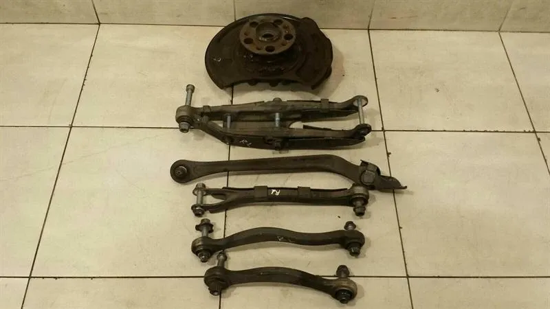 Mercedes W219 CLS55 AMG Left Rear Hub A2113504508 Wheel Bearing Housing Rear Left