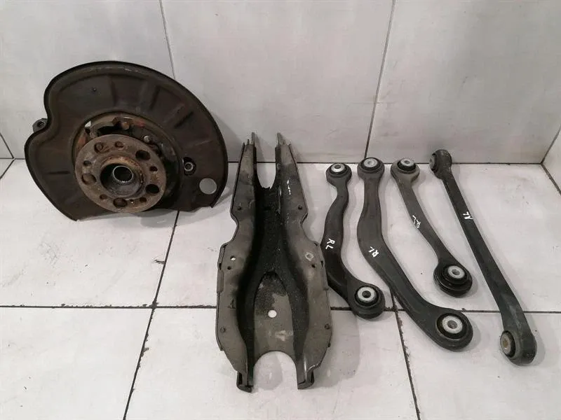 Mercedes S63 AMG W221 Left Rear Hub A2213503108 Wheel Bearing Housing Rear Left