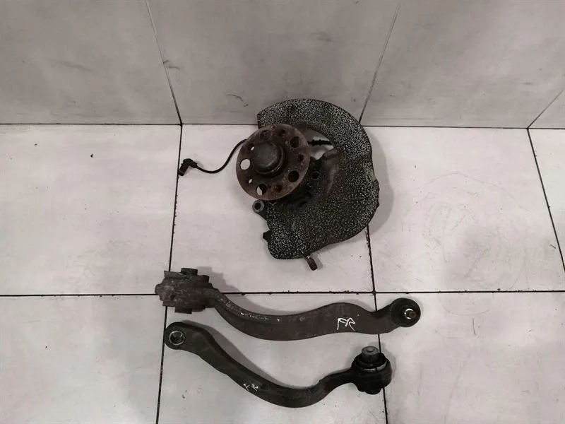 Mercedes E Class W212 E63 AMG FRH Hub A2123300220 Wheel Bearing Housing Front Right