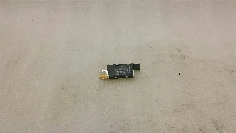 Audi S3 8P Aerial / Antenna 8P4035225C Antenna Amplifier