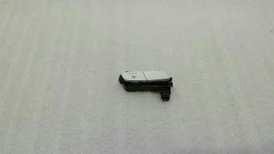 Mercedes C Class W205 Ключ за отопление на лявата седалка A2059050004 Ключ за отопление на седалката