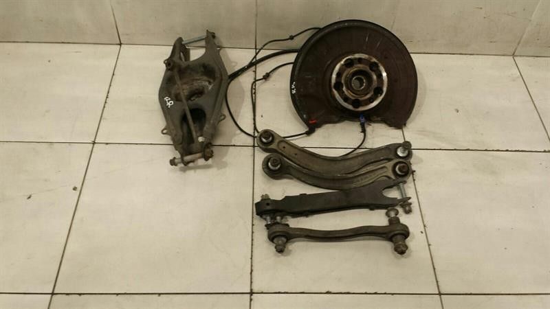 Mercedes C Class W204 C63 AMG RRH главина A2043501441 Корпус на колесен лагер заден десен