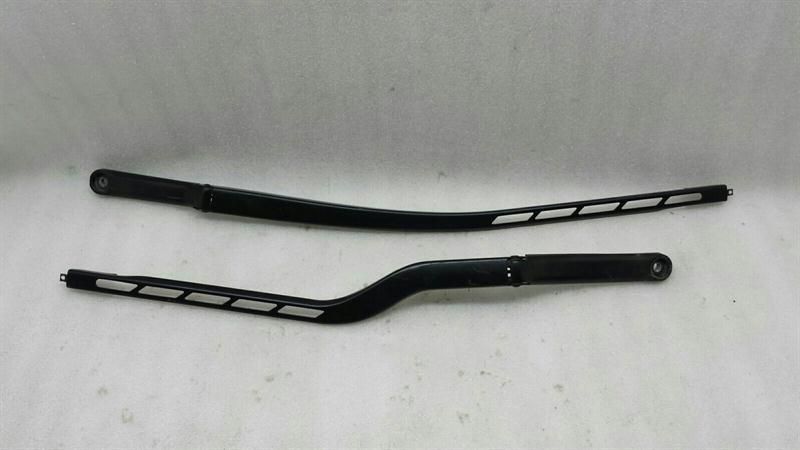 Audi A3 8P RHD Wiper Arm Set 8P2955407A Right Handlebar