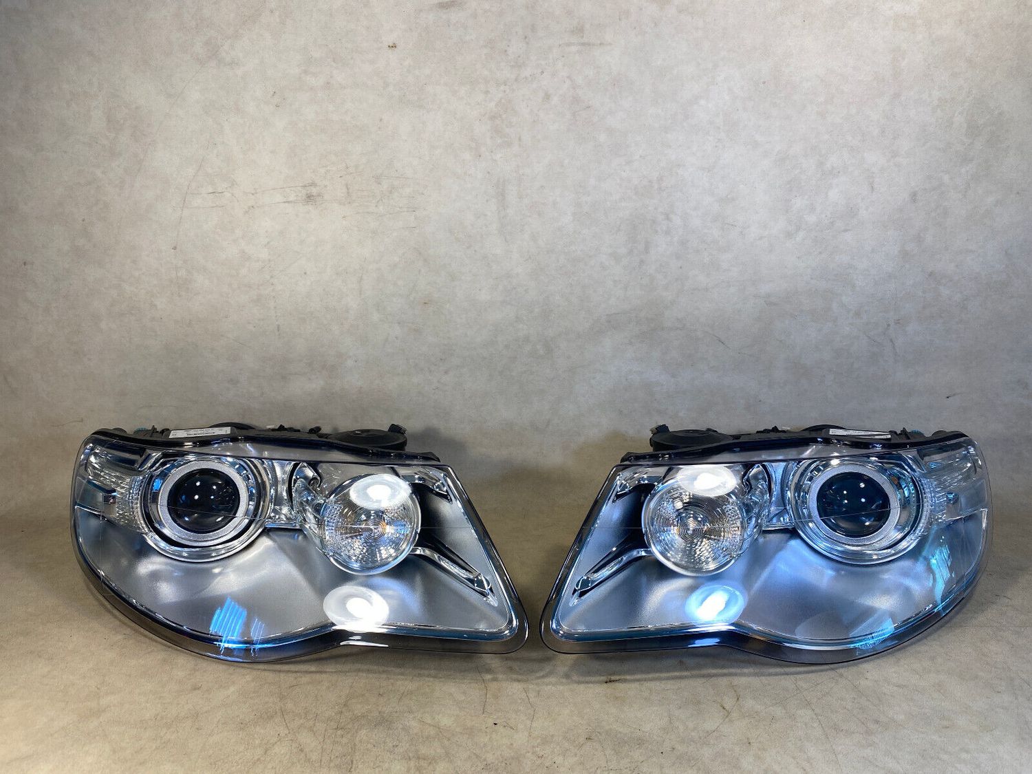 VW Touareg GENUINE LH &amp; RH Xenon Dynamic Headlight SET LHD Facelift 07-09 year