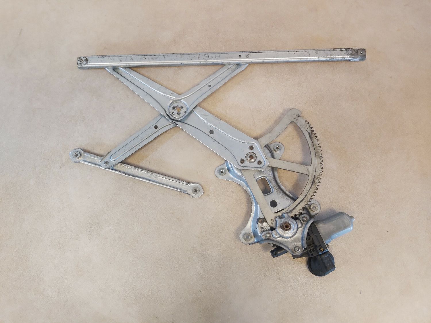 Genuine Lexus RX330 RX350 RX400h Front Right Door Window Regulator with Motor
