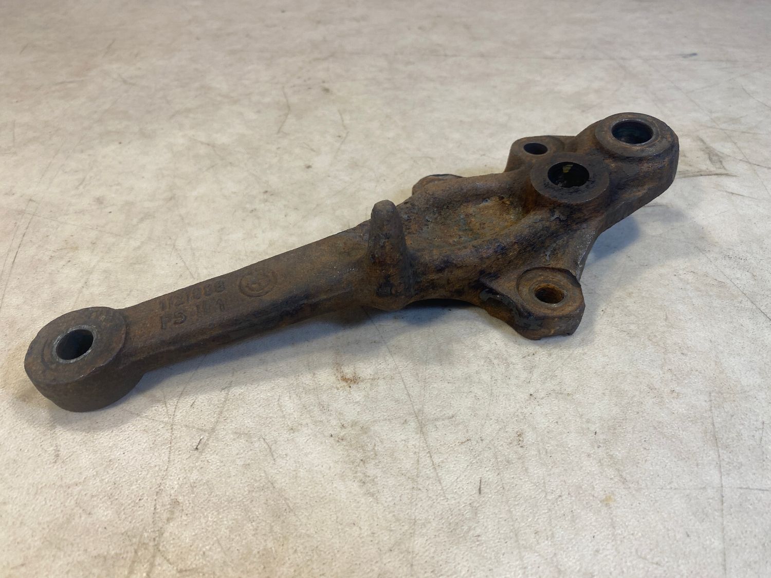 BMW E23 7 SERIES FRONT RIGHT HUB CARRIER BRACKET REARWARD FORWARD 1121888