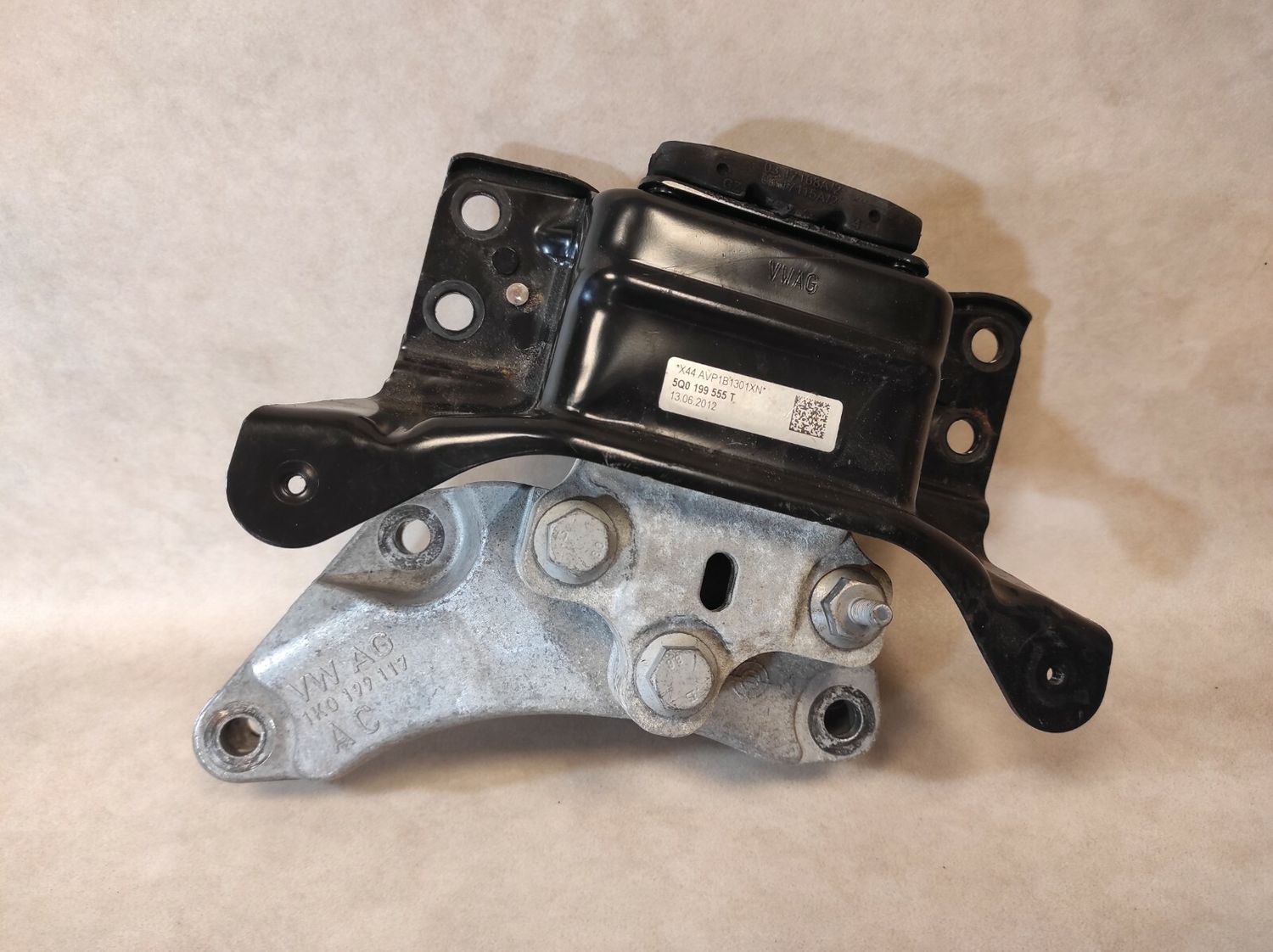 VW PASSAT B6 ENGINE MOUNT (PASSENGER LEFT SIDE) AND BRACKET 5Q0199555T 1K0199117