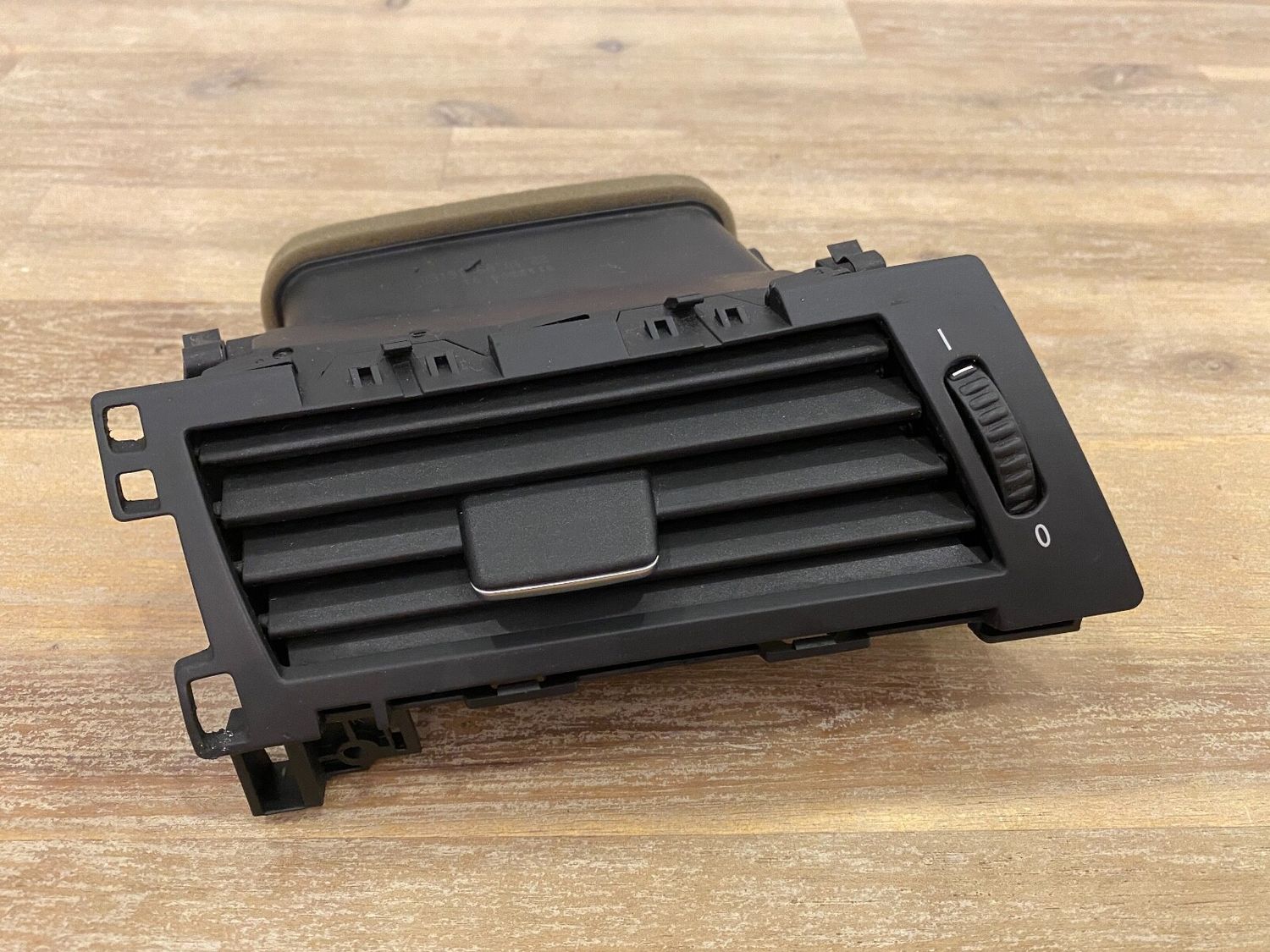 BMW 5 E60 E61 LCI GENUINE Front Left DASH VENT FRESH AIR GRILLE 64229112204