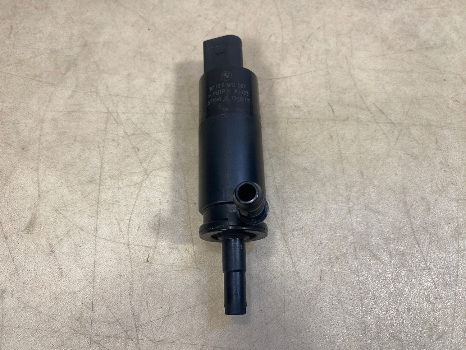 Genuine BMW 1 E82 E88 Wash pumpe f head lamp cleaning device 67126973097