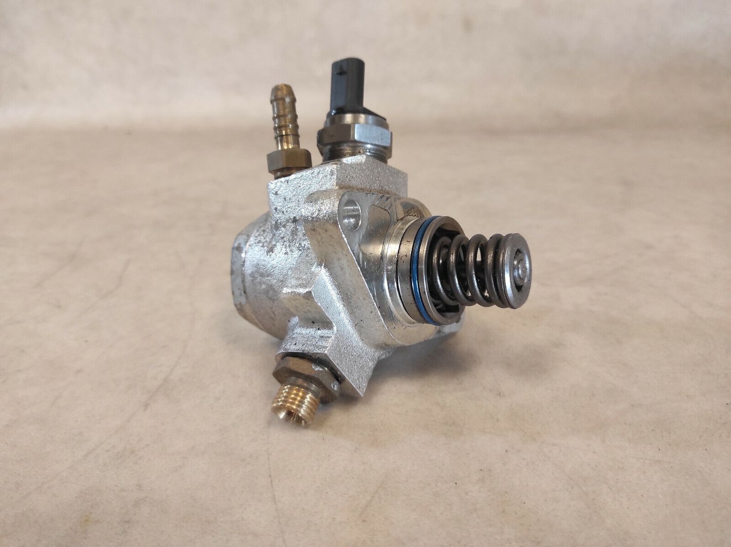 AUDI A3 8V SEAT SKODA FABIA VW GOLF - FUEL PETROL PUMP HIGH PRESSURE, 04E127026H