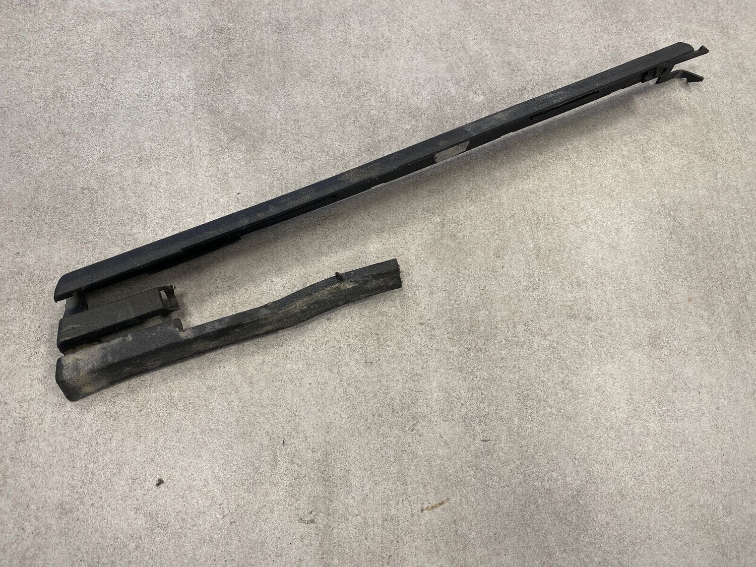 VW Touareg Porsche Cayenne Audi Q7 Front Right Seat Rail Trim 7L0881479