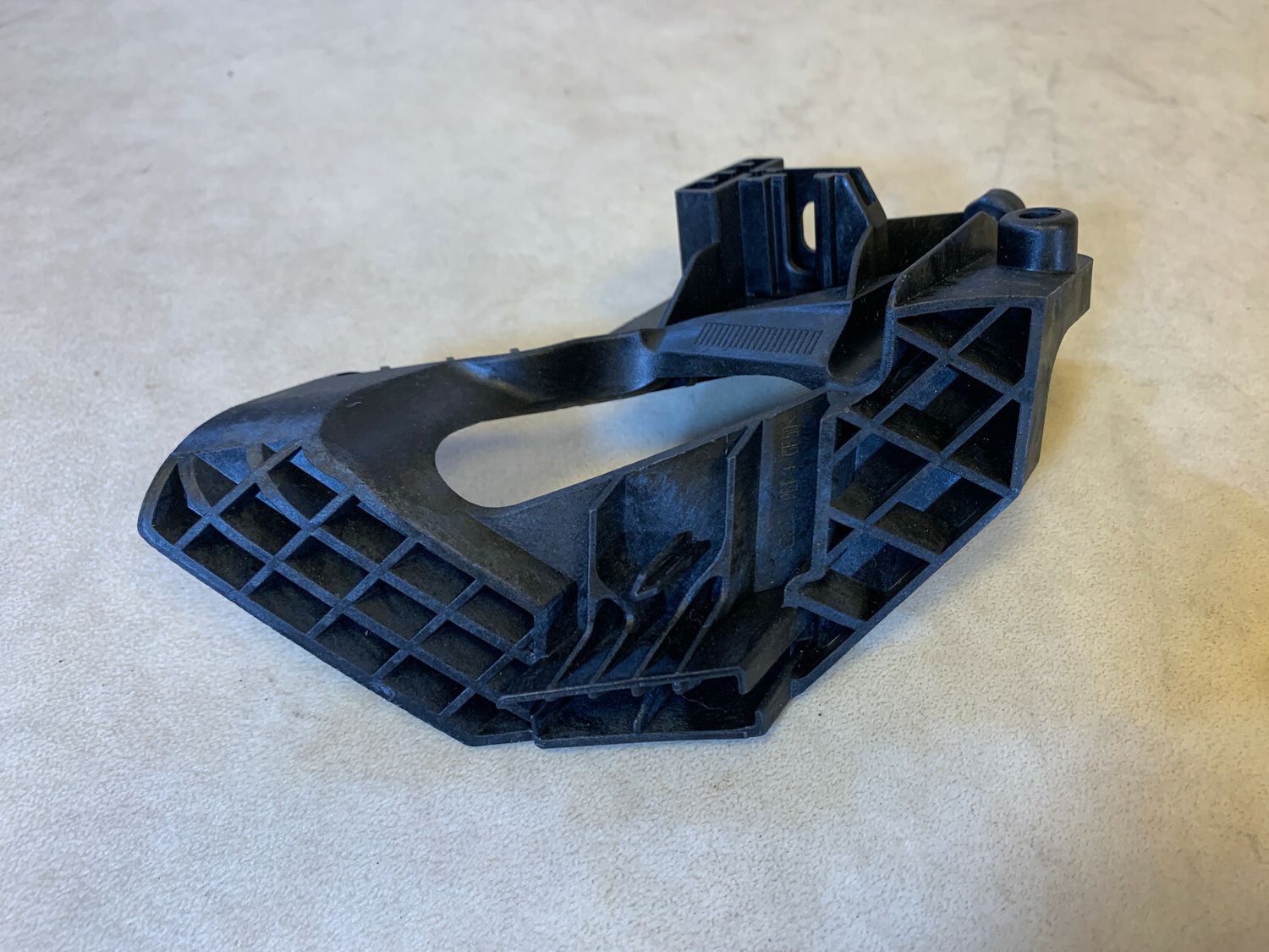 BMW X5 F15 F85 X16 F16 F86 GENUINE Right Headlight Outer Holder