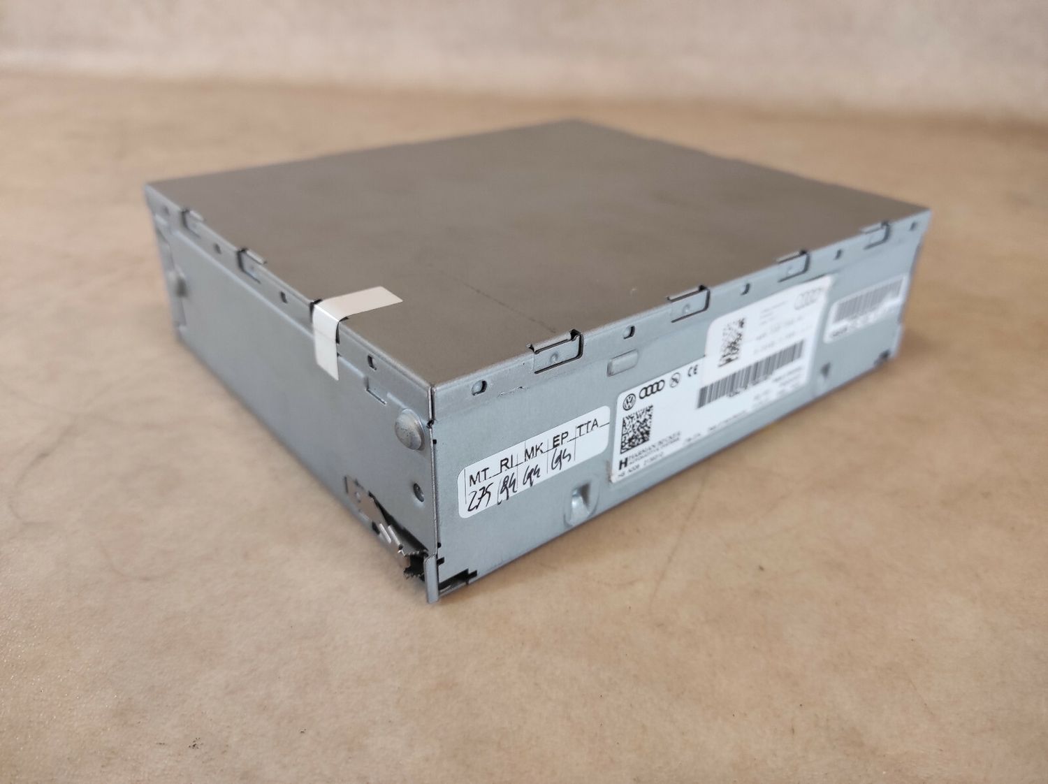 VW TOUAREG II 2011 - RADIO CD GPS PLAYER HEAD UNIT 4F0035061H, 4F0 035 061 H